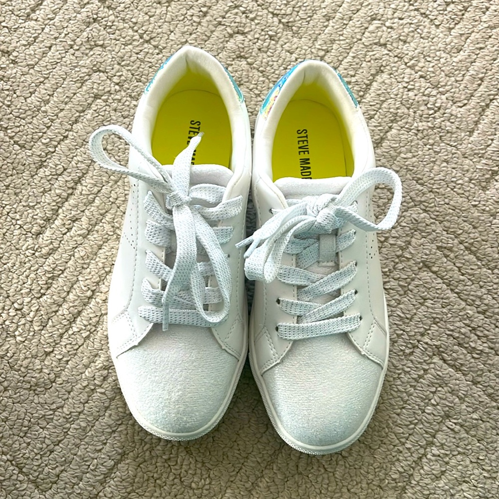 NEW Steve Madden Kid Sneakers Size Y3